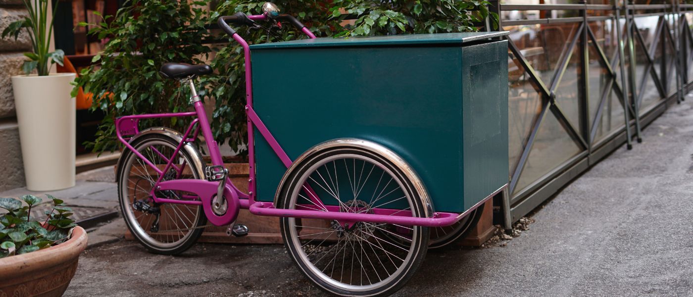 rosafarbenes Cargo-Bike